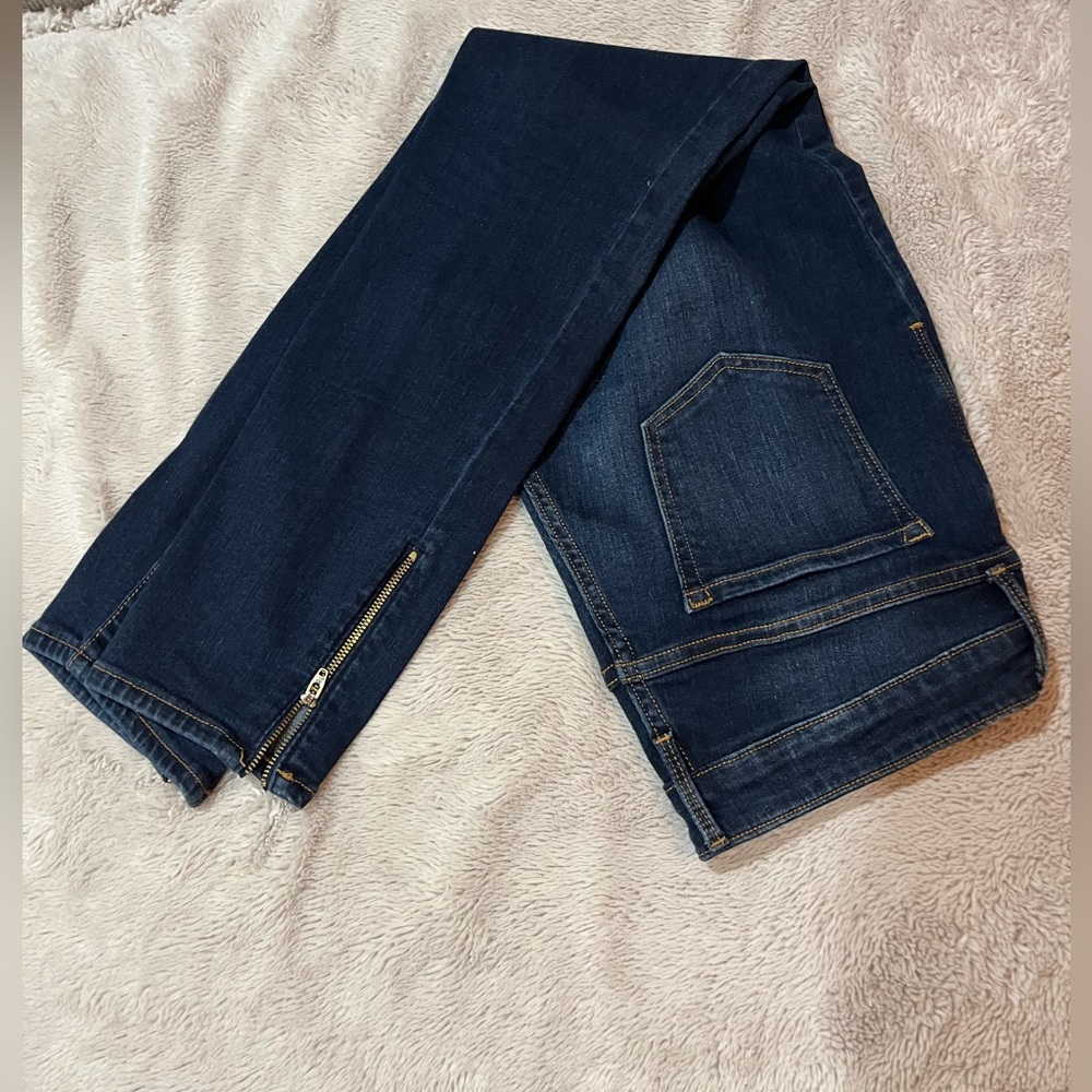 Old Navy Rockstar Skinny Jeans. Size 10 Regular. Dark Wash.